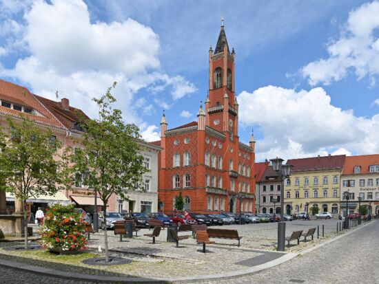 Marktplatz mit rotem Rathaus im Sommer